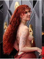 Chappell Roan vestiu prótese para look que oscila entre provocação Chappell Roan vestiu prótese para look que oscila entre provocação e elegância; entenda