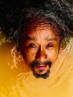 Chico César procura adensar canções feitas na juventude em 'Fofo', álbum de voz, violão e algum experimentalismo