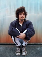 Chico Chico lança no fim de outubro o  álbum solo ‘Let it burn / Deixa arder’