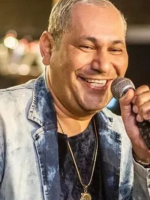 Chrigor é internado e cancela shows; produção informa que cantor passará por uma endoscopia para investigação