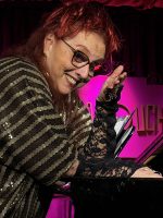 Cida Moreira reacende a fogueira de Angela Ro Ro com mais coesão na volta do show 'Me acalmo danando' ao Rio