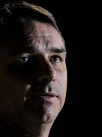 Como o Jair de 'Dark Horse', Flávio Bolsonaro está à espera de um milagre