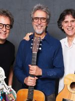 Como trio, irmãos Kledir, Kleiton e Vitor Ramil reverberam Beatles Como trio, irmãos Kledir, Kleiton e Vitor Ramil reverberam Beatles na gravação ao vivo de show acústico em março