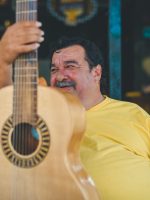 Compositor Tarcísio Sardinha, falecido em 2022, é revivido no álbum Compositor Tarcísio Sardinha, falecido em 2022, é revivido no álbum 'A cor do teu olhar' por Renato Braz e Zé Renato
