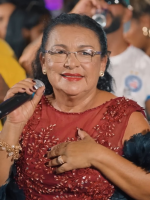 Conheça Mainha do Brega, a costureira que virou cantora aos 63 anos: 'Ainda sou uma menina'