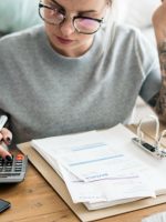 Crédito cresce, mas famílias pagam juros caros e dívidas ‘mordem’ 29% da renda