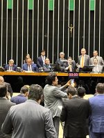 Cúpula do Congresso ameaça votar pena menor a Bolsonaro por Cúpula do Congresso ameaça votar pena menor a Bolsonaro por CPI do Master, diz jornal