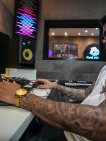 De ajudante de pedreiro a líder do Spotify: DJ Japa NK domina ranking e embala o funk do pré-carnaval