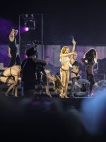 De lingerie e playback, Addison Rae faz no Lolla 2026 versão amadora de um show da Britney