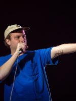 De volta ao Brasil, Mac DeMarco está sóbrio, tranquilão e ri de fama de 'sujo': 'Eu só cheiro a cigarro'