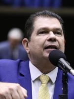 Deputado Mauro Benevides Filho sofre AVC e é internado