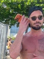 Dias após show no Super Bowl com Bad Bunny, Ricky Martin chega ao Rio para o carnaval