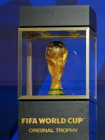 Do que é feita a taça da Copa do Mundo? Do que é feita a taça da Copa do Mundo? Troféu tem ouro maciço e pedra semipreciosa na base