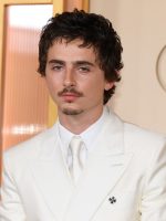 É #FAKE que Timothée Chalamet caiu no tapete vermelho do É #FAKE que Timothée Chalamet caiu no tapete vermelho do Oscar; foto mostra queda de intruso no Festival de Cannes de 2011