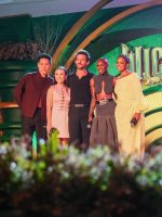 Eleito o 'homem mais sexy do mundo', Jonathan Bailey brinca sobre título e elogia fãs brasileiros