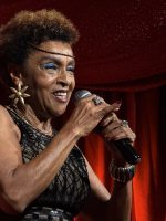 Elisa Lucinda te pega pela palavra em show com poemas da artista e letras  de Billy Blanco, Chico César e Gilberto Gil