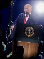 Em discurso, Trump se vangloria de supostamente vencer guerra contra o Irã