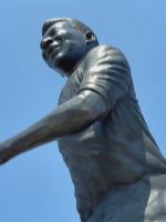 Estátua gigante de Pelé é instalada em cidade do México Estátua gigante de Pelé é instalada em cidade do México que receberá jogos da Copa do Mundo de 2026