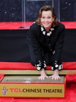 Estou orgulhosa de representar mulheres mais velhas no cinema, diz Sigourney Weaver, aos 76