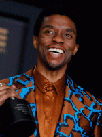 Família de Chadwick Boseman entra na Justiça contra viúva do ator
