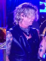 Fãs de Guns N’ Roses não se importam que Axl Fãs de Guns N' Roses não se importam que Axl virou o Zezé di Camargo do rock. E nem deveriam