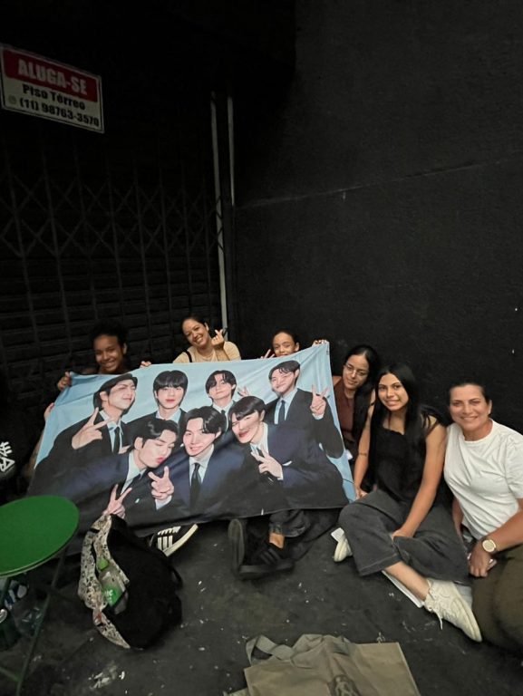Fãs do BTS já acampam na Zona Sul de SP por ingressos em loja física; ainda não há data para início das vendas nem local do show