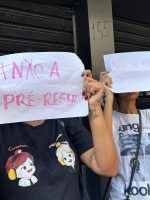 Fãs do BTS protestam em shopping de SP contra pré-reserva obrigatória para compra presencial de ingressos