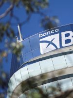 Fitch rebaixa ratings do BRB, mantém Observação Negativa e retira RSC