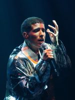 Fitti honra a estranheza autoral de Ney Matogrosso ao interpretar Fitti honra a estranheza autoral de Ney Matogrosso ao interpretar o repertório do cantor em show belo e performático