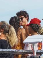 Flagra ou invasão de privacidade? Fotos de Marquezine e Shawn Flagra ou invasão de privacidade? Fotos de Marquezine e Shawn dentro de casa levantam debate