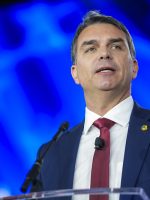 Flávio Bolsonaro prega eleição de senadores pró-impeachment de Moraes Flávio Bolsonaro prega eleição de senadores pró-impeachment de Moraes
