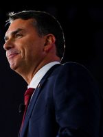 Flávio Bolsonaro vai a culto de Malafaia para reconciliação após atritos