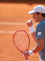 Fonseca joga confiante e ganha 1º jogo em Roland Garros; Fonseca joga confiante e ganha 1º jogo em Roland Garros; veja próximo adversário