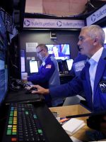 Futuros de NY operam mistos em meio ao shutdown e expectativa por cortes de juros