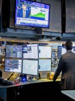 Futuros dos EUA operam mistos após novos recordes e à espera de discurso de Powell