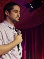 Gabriel Leone se prova cantor sagaz, sem jogo de cena, ao estrear show situado na 'sala escura do sentimento'