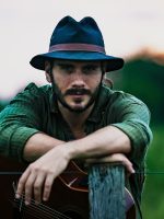 Gabriel Sater canta sucesso caipira de 1931, em feat com Jackson Antunes, no álbum autoral '25 anos de música'