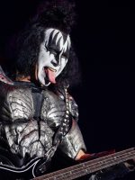 Gene Simmons se envolve em acidente de carro após desmaiar ao volante