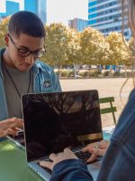 Geração Z investe em cripto e guarda mais dinheiro, mas reserva não passa de 6 meses