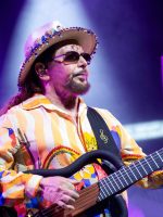 Geraldo Azevedo se desvia dos hits no álbum ao vivo em que perpetua recorte do show da corrente turnê 'Oitentação'