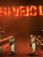 Gilsons reiteram no show 'Eu vejo luz' a evolução exposta no segundo álbum