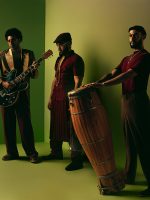 Grupo Gilsons reúne Arnaldo Antunes, Julia Mestre e a inglesa Grupo Gilsons reúne Arnaldo Antunes, Julia Mestre e a inglesa Sona Jobarteh no segundo álbum de estúdio do trio