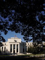 Guerra e inflação devem travar juros no curto prazo nos EUA; risco é de alta no ano