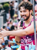 Gustavo Mioto leva sofrência com novos arranjos para o carnaval: 'A gente sofre em axé, pulando e dançando'
