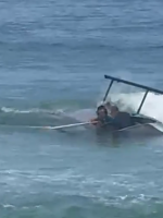 Helicóptero cai no mar da Barra da Tijuca, no Rio de Janeiro