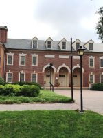 Homem armado é morto a tiros após ferir duas pessoas na Universidade da Virgínia