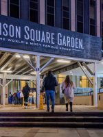 Homem morre após cair da arquibancada em show da banda Homem morre após cair da arquibancada em show da banda Goose no Madison Square Garden
