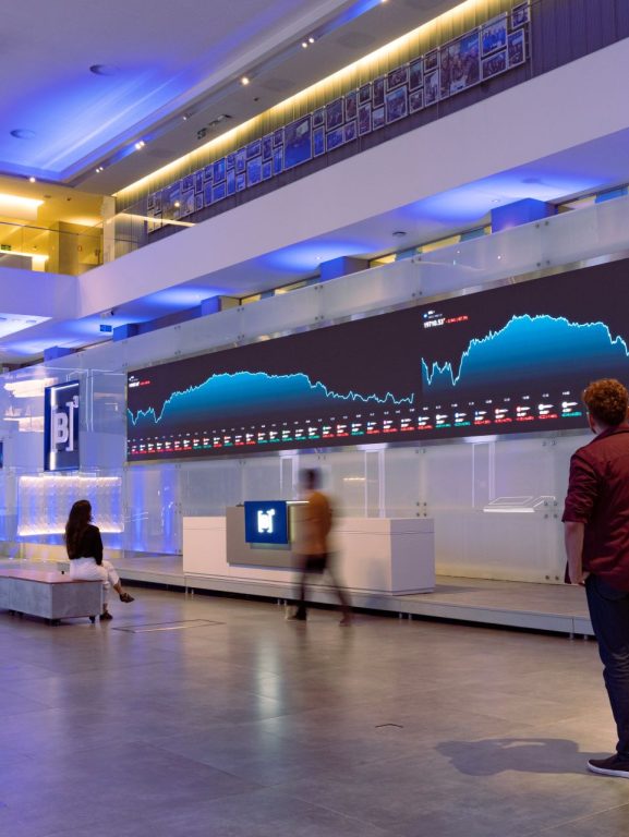 Ibovespa Futuro cai com ajuste de ADRs e aumento das tensões no Irã