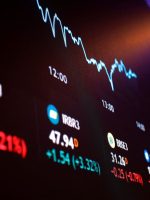 Ibovespa cai 0,8% e vai a 180 mil pontos com cena corporativa e inflação em foco