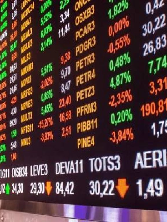 Ibovespa fecha em queda em pregão de ajustes após 11 altas; volume supera R$ 120 bi